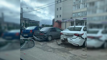 В Воронеже Mercedes протаранил 4 припаркованные иномарки