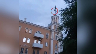 Воронежцы сняли на видео забравшегося на шпиль сталинки парня