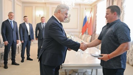 Ветерану СВО из Острогожского района вручили ключи от автомобиля