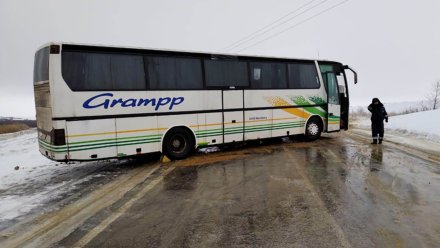 Рейсовый автобус с пассажирами застрял на трассе в Воронежской области из-за гололёда