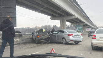 Воронежские автомобилисты застряли в пробке из-за ДТП на Северном мосту