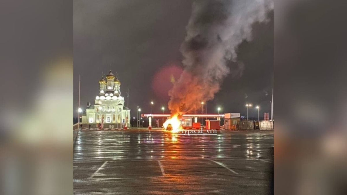 На парковке у популярного ТЦ под Воронежем сгорел автомобиль | 15.11.2021 |  Воронеж - БезФормата