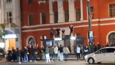 Видео с танцами на крыше остановки в центре Воронежа дошло до полиции