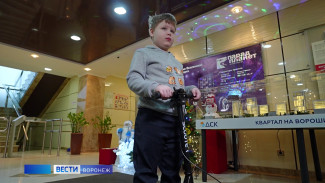 Вице-спикер Воронежской гордумы подарил самокат мальчику с острым лейкозом