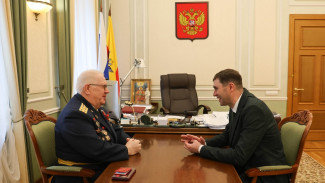 Сергей Петрин наградил ветерана-юбиляра памятным знаком «Воронеж – город воинской славы»