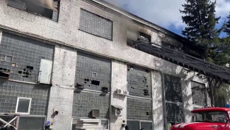 Спасатели предотвратили взрыв на горящем цехе в Воронеже