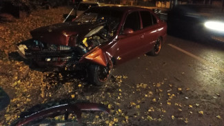 Очевидцы: в Воронеже такси с пассажиром врезалось в дерево