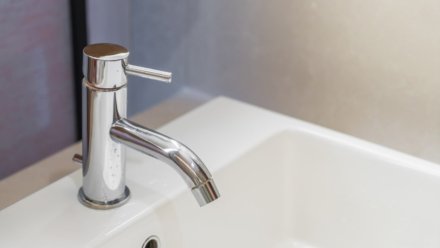 Почти в 60 домах в Воронеже включат горячую воду позже срока