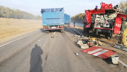В Воронежской области грузовик врезался в пожарную машину
