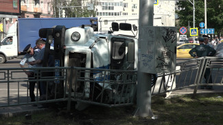 Арестованным из перевернувшегося в Воронеже автозака понадобилась помощь врачей 