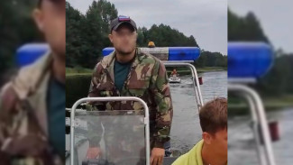 Сотрудники ОМОНа помогли спастись застрявшей на реке Воронеж семье