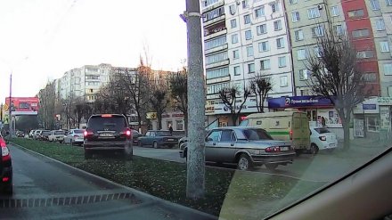 В Воронеже оштрафовали водителя люксового внедорожника, объехавшего пробку по газону