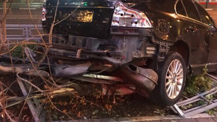 В центре Воронежа водитель снёс дорожное ограждение, бросил авто и сбежал