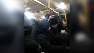 Жители Воронежской области показали на видео давку в автобусе