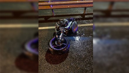 На трассе под Воронежем после столкновения с автомобилем погиб мотоциклист 