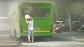 Воронежцы сняли на видео вспыхнувший в центре города автобус 