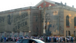 Полиция спугнула огромную очередь к иконе у воронежского ДК
