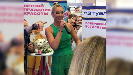 «Галерею Чижова» заполонили фанаты приехавшей в Воронеж Ольги Бузовой