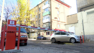 Жители центра Воронежа лишились проезда к дому из-за шлагбаумов соседей