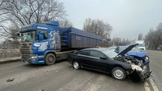 Женщина пострадала в столкновении фуры и 2 автомобилей в Воронеже