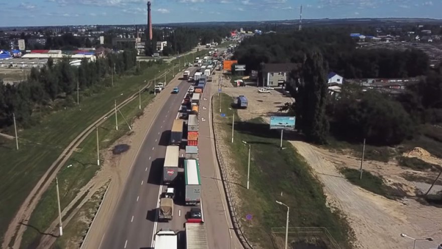 30-километровую пробку в Лосево сняли с высоты птичьего полёта