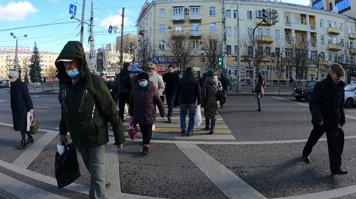 Ковид вернулся. Луганск люди на улицах. Иркутск люди улицы. Люди на улицах Воронежа летом фото. Тела людей на улицах Украины.