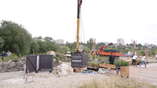 На Петровской набережной в Воронеже появилась экспозиция с загадочными кубами