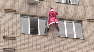 Залез через окно. Дед Мороз-спасатель поздравил детей с наступающим в воронежской больнице