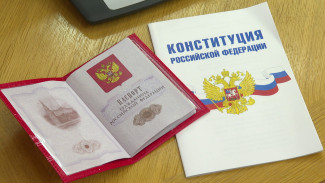 В Воронежской облдуме вручили паспорта лучшим школьникам