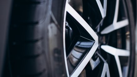 Машина провалилась в яму на улице Циолковского в Воронеже