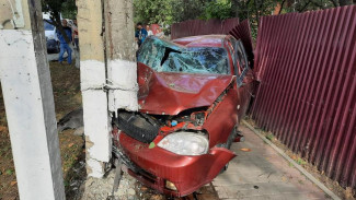 Под Воронежем автомобиль после ДТП врезался в столб: трое пострадавших