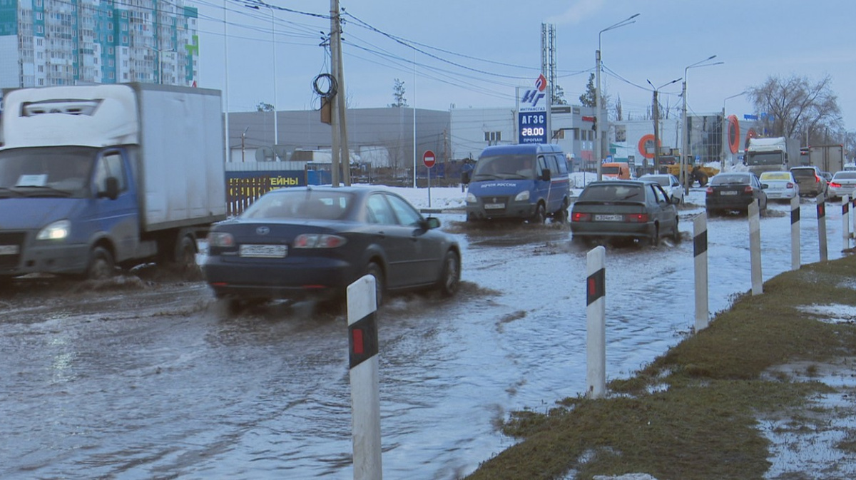 В Воронеже автомобилисты попали в пробки из-за огромной лужи в ЖК «Озерки»  – Новости Воронежа и Воронежской области – Вести Воронеж