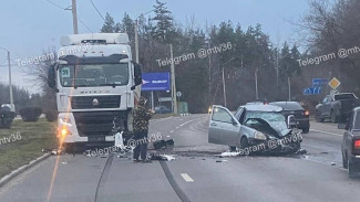 Водитель легковушки пострадал в аварии с грузовиком в Воронеже 