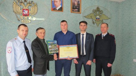 Полиция отблагодарила брянского таксиста, помогшего школьнику из Воронежской области вернуться домой