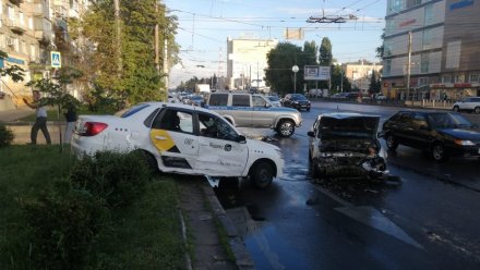 В Воронеже два пассажира такси пострадали в ДТП