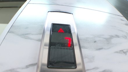 В Воронеже глава УК отказался называть причину падения малыша в шахту лифта