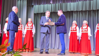 Сенатор Сергей Лукин помог с техническим оснащением ансамблю «Аннушка»