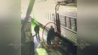 Появилось видео, как мужчина держал в заложниках женщину на станции в Россоши