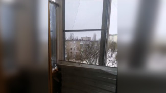 Рухнувший с крыши снег разбил балкон многоэтажки в Воронеже