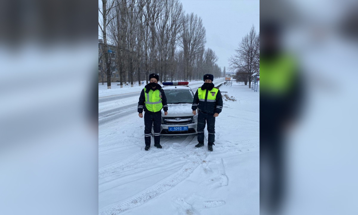 В воронежском райцентре полицейские в ледяной дождь толкали заглохшую машину  – Новости Воронежа и Воронежской области – Вести Воронеж