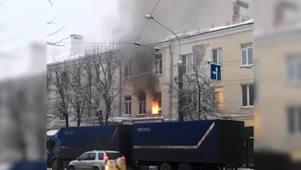 В центре Воронежа из полыхающего дома эвакуировали 4 человека