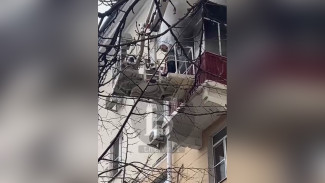 Момент спасения воронежца из вспыхнувшей квартиры в центре города сняли на видео