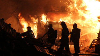 Охвативший склад и огнеопасные бензовозы пожар в Воронеже потушили 70 спасателей