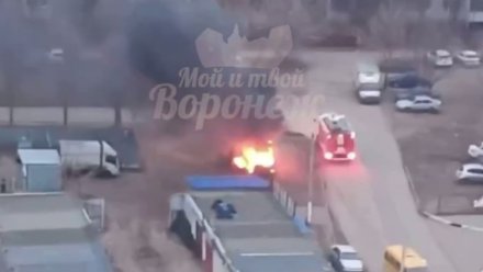 Машина загорелась на улице Беговой в Воронеже