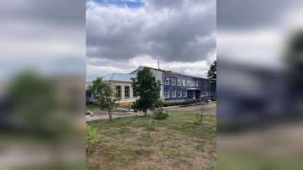 Часть крыши сорвало ураганным ветром со школы в Кантемировском районе