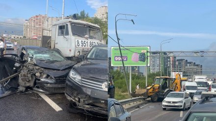 Три человека пострадали в ДТП с 10 машинами в Воронеже