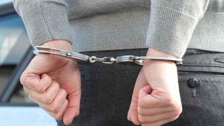 В Воронеже на улице сковали наручниками 23-летнего парня и ограбили