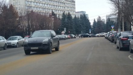 Воронежца на Porsche Cayenne наказали за парковку посреди проезжей части
