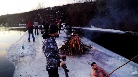 Воронежские экстремалы плавали на льдине и жарили шашлык