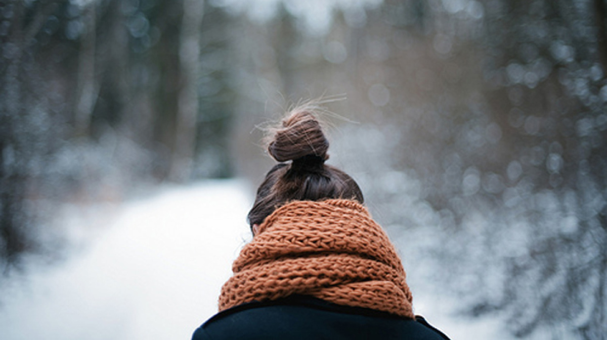 Фото девушек зима спиной. Женщина зимой со спины. Зима девушка со спины. Женщина спиной зима. Девушка в шапке со спины.